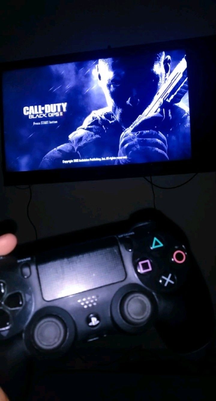 Comando PlayStation em frente a uma partida de Call of Duty