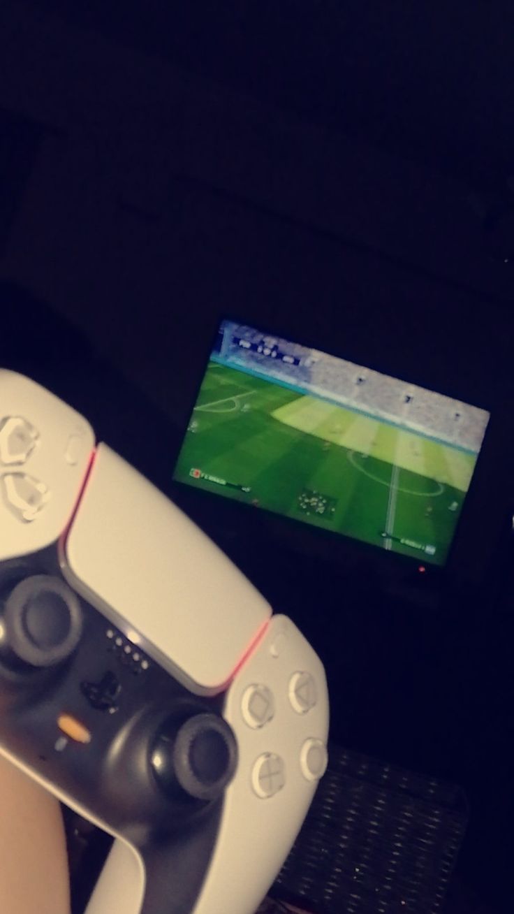 Comandos PlayStation durante uma partida de futebol &agrave; noite